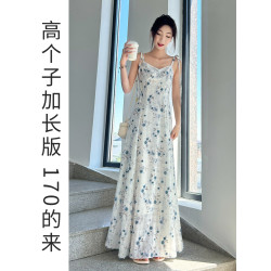 冷淡系高級感減齡2025超火女士碎花吊帶連衣裙顯瘦遮肚微胖高個子