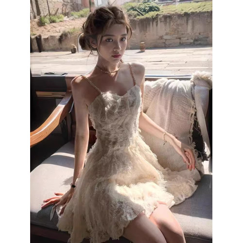ASHLEYS 鑽鏈羽毛吊帶連衣裙流行蕾絲海邊白色度假顯瘦女