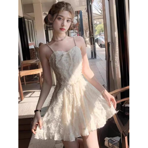 ASHLEYS 鑽鏈羽毛吊帶連衣裙流行蕾絲海邊白色度假顯瘦女
