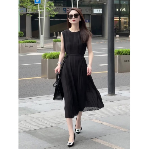 2025新款今年流行爆款氣質高級感黑色無袖巨好看小衆連衣裙女夏天