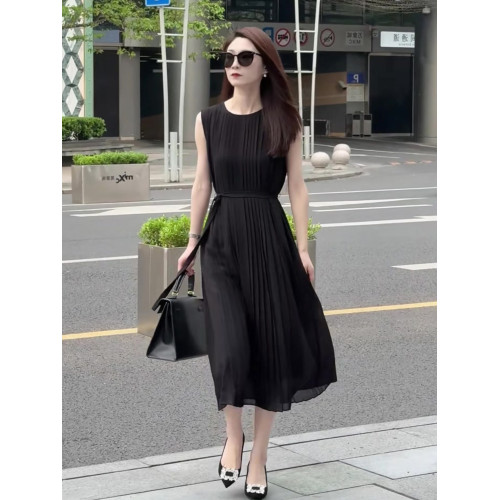 2025新款今年流行爆款氣質高級感黑色無袖巨好看小衆連衣裙女夏天