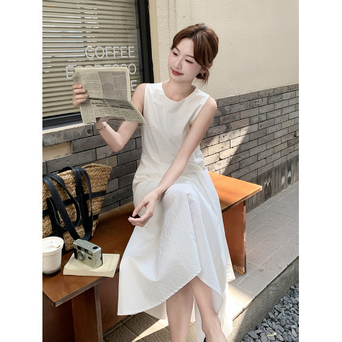 白色簡單大方的連衣裙女夏季2025新款設計感收腰飄帶無袖背心裙子