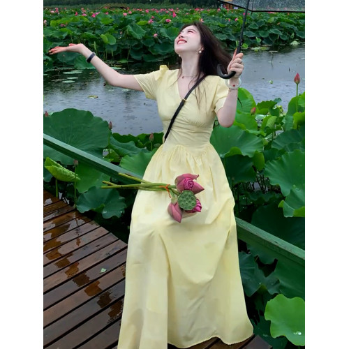 夏日絕美黃色v領短袖連衣裙子女夏季2025新款巨好看掐腰法式長裙