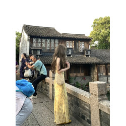 純欲氣質蕩領黃色碎花吊帶連衣裙女法式收腰顯瘦長款魚尾裙子夏季