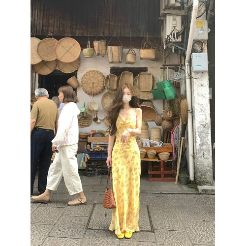 純欲氣質蕩領黃色碎花吊帶連衣裙女法式收腰顯瘦長款魚尾裙子夏季