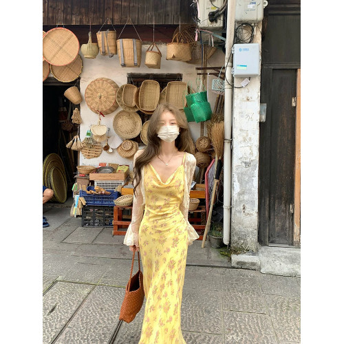 純欲氣質蕩領黃色碎花吊帶連衣裙女法式收腰顯瘦長款魚尾裙子夏季