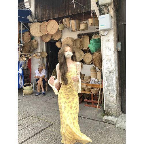 純欲氣質蕩領黃色碎花吊帶連衣裙女法式收腰顯瘦長款魚尾裙子夏季