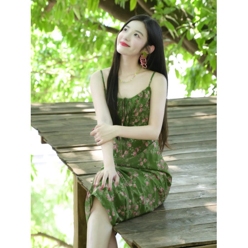 茶歇法式綠色碎花吊帶連衣裙女夏季2025新款收腰顯瘦兩件套長裙子