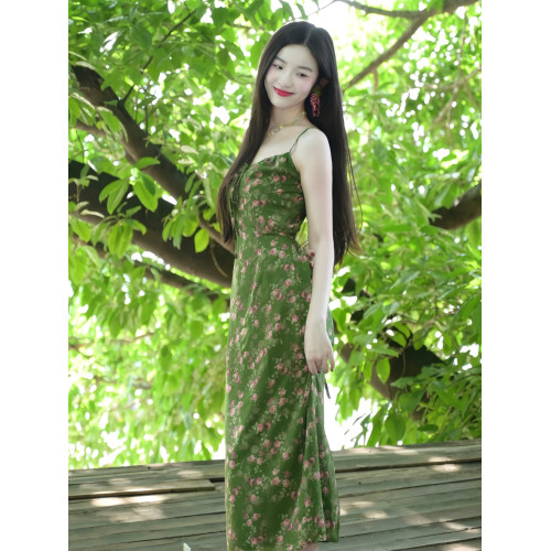 茶歇法式綠色碎花吊帶連衣裙女夏季2025新款收腰顯瘦兩件套長裙子