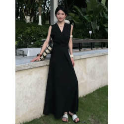 黑色高級感無袖背心連衣裙女2025夏季新款收腰綁帶氣質女神範長裙