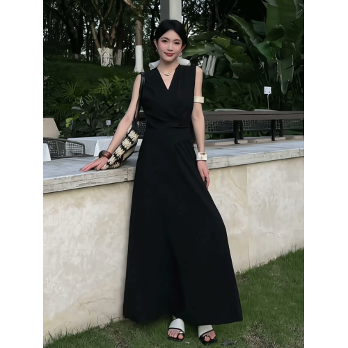 黑色高級感無袖背心連衣裙女2025夏季新款收腰綁帶氣質女神範長裙