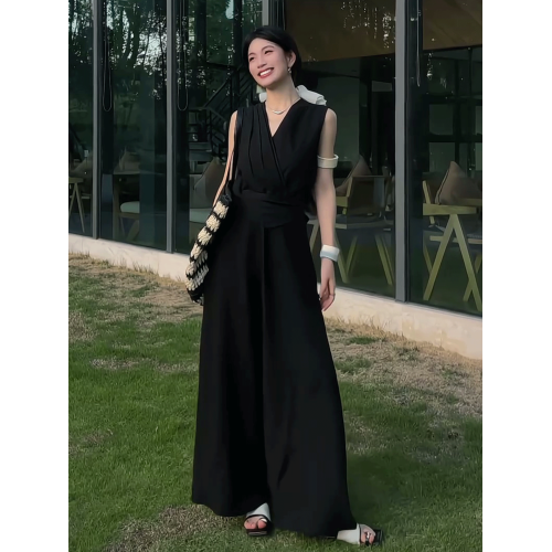 黑色高級感無袖背心連衣裙女2025夏季新款收腰綁帶氣質女神範長裙