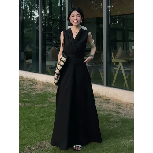 黑色高級感無袖背心連衣裙女2025夏季新款收腰綁帶氣質女神範長裙