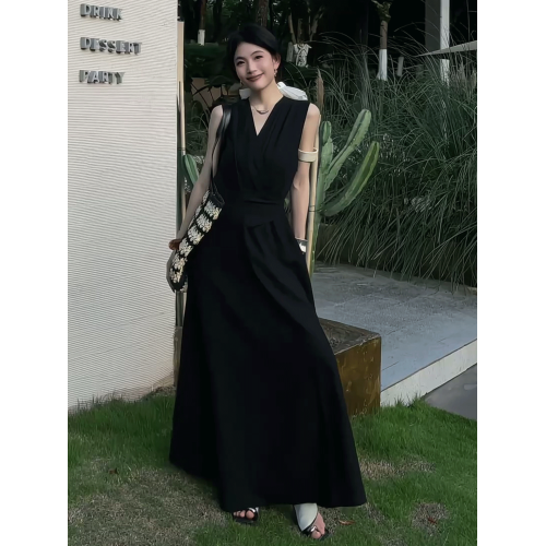 黑色高級感無袖背心連衣裙女2025夏季新款收腰綁帶氣質女神範長裙
