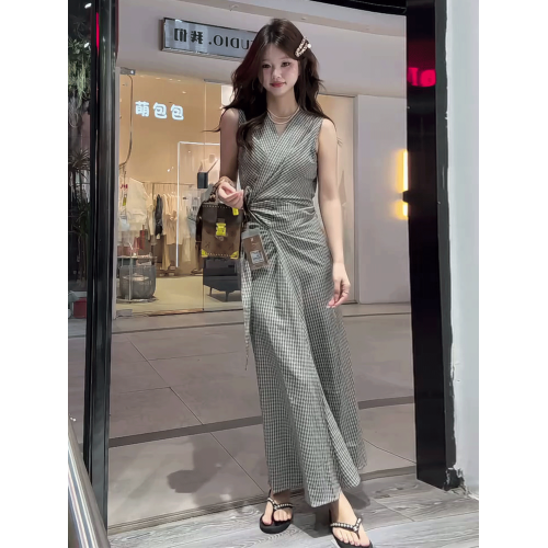 設計感交叉綁帶v領無袖連衣裙女夏季法式復古減齡收腰顯瘦長裙子
