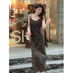 海邊度假風波點吊帶連衣裙女2025夏季新款今年流行的漂亮性感長裙
