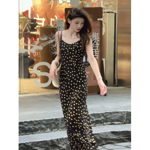 海邊度假風波點吊帶連衣裙女2025夏季新款今年流行的漂亮性感長裙