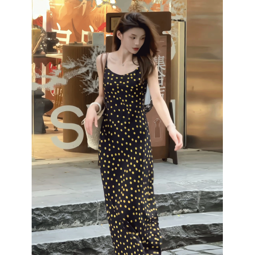 海邊度假風波點吊帶連衣裙女2025夏季新款今年流行的漂亮性感長裙