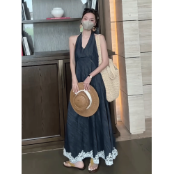 高級感氣質蕾絲拼接掛脖V領連衣裙女2025夏季新款海邊度假風長裙