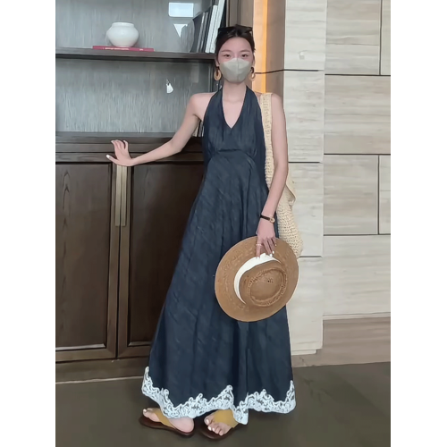 高級感氣質蕾絲拼接掛脖V領連衣裙女2025夏季新款海邊度假風長裙