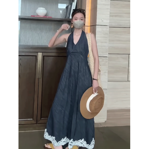 高級感氣質蕾絲拼接掛脖V領連衣裙女2025夏季新款海邊度假風長裙
