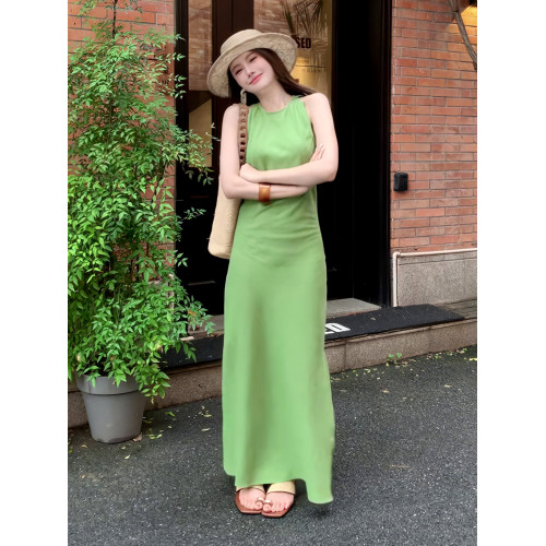 夏日精緻巨好看的重要場合絕美簡單大方綠色掛脖連衣裙女夏高級感