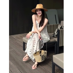 白色設計感提花鏤空吊帶連衣裙女夏季新款法式寬松氣質超好看長裙
