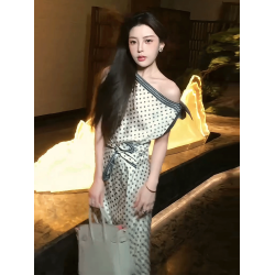 法式氣質波點斜肩收腰系帶無袖連衣裙女夏季輕熟小衆不撞款長裙子
