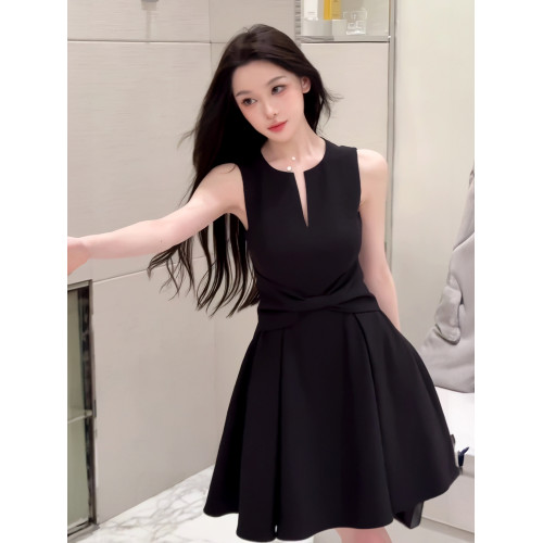 黑色V領無袖收腰連衣裙2025新款夏季女裝法式輕熟小衆不撞款裙子