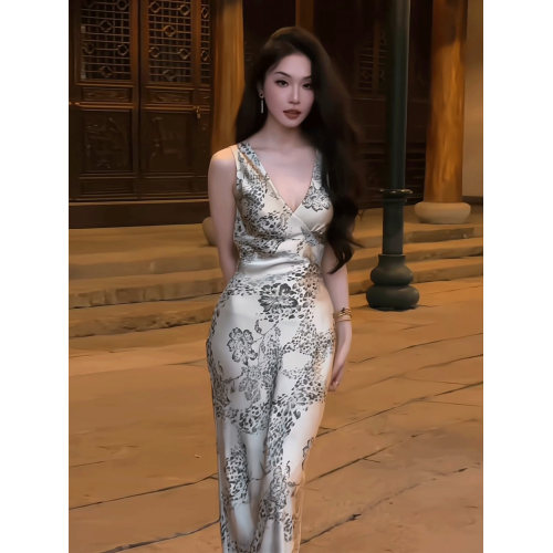 純欲性感名媛輕奢連衣裙女2025夏季新款法式優雅絕美無袖V領長裙