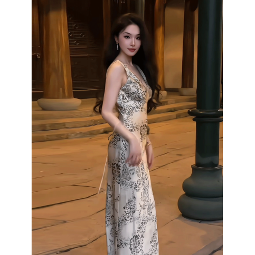 純欲性感名媛輕奢連衣裙女2025夏季新款法式優雅絕美無袖V領長裙