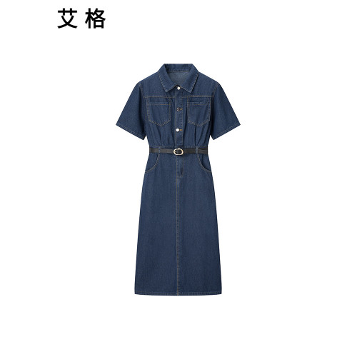 艾格2025夏季新款時尚復古短袖腰帶款收腰牛仔連衣裙開叉設計長裙