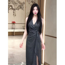 2025夏季新款V領時尚洋氣交叉無袖連衣裙女氣質開叉設計感包臀裙