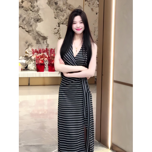 2025夏季新款V領時尚洋氣交叉無袖連衣裙女氣質開叉設計感包臀裙