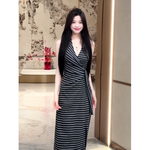 2025夏季新款V領時尚洋氣交叉無袖連衣裙女氣質開叉設計感包臀裙