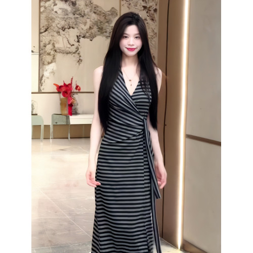 2025夏季新款V領時尚洋氣交叉無袖連衣裙女氣質開叉設計感包臀裙
