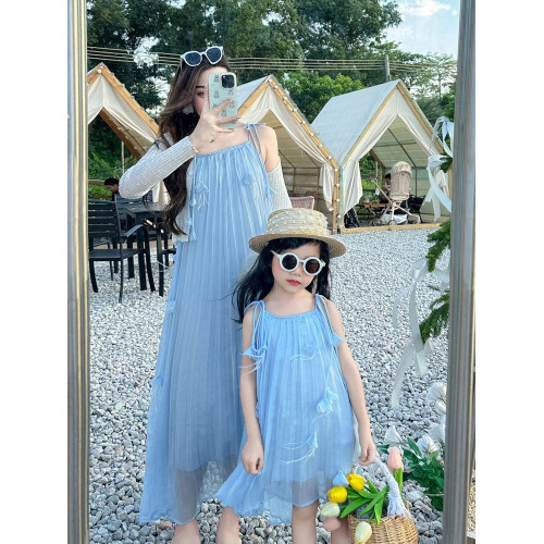 海邊度假親子裝母女裝夏季海南三亞沙灘適合旅遊拍照的藍色連衣裙