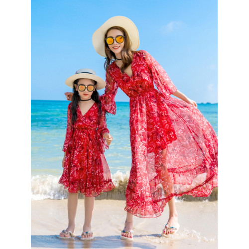 三亞雲南海邊度假親子裝母女連衣裙夏一家三四口紅色雪紡沙灘長裙
