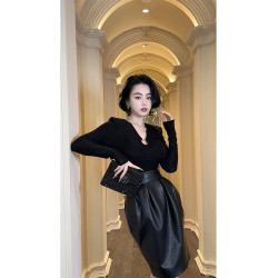 LYXJ【巴赫舊約】長袖t恤女2025新款春秋設計感修身顯瘦v領連體衣