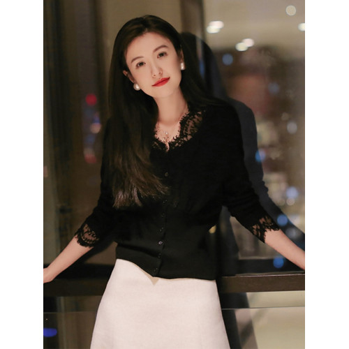 法式V領針織衫女夏季穿搭設計感蕾絲拼接顯瘦羊毛打底衫內搭上衣