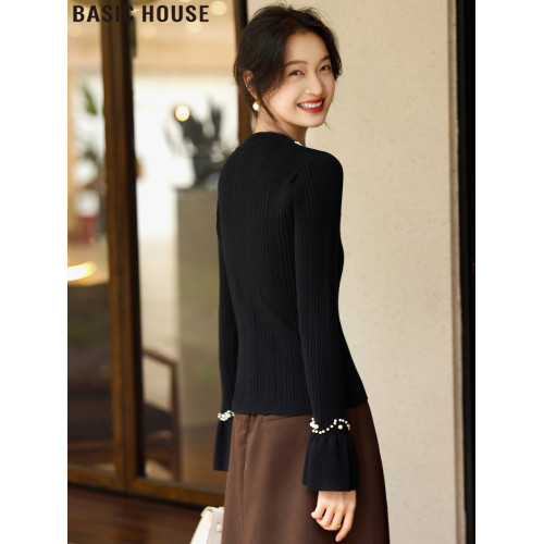 Basic House/百家好法式赫拉黑色釘珠圓領喇叭袖針織打底衫女春季