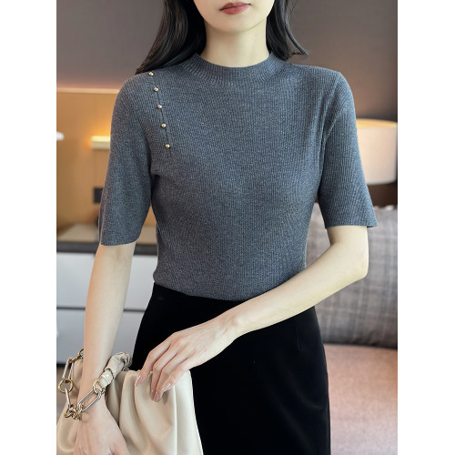 左左家 點睛金屬釦~彈力顯瘦短袖精紡羊毛針織衫女坑條氣質打底衫 左左家 點睛金屬釦~彈力顯瘦短袖精紡羊毛針織衫女坑條氣質打底衫