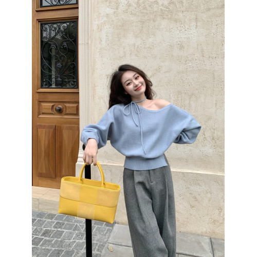 藍色針織衫女2025春新款露肩系帶高級感打底衫一字肩顯瘦開叉上衣