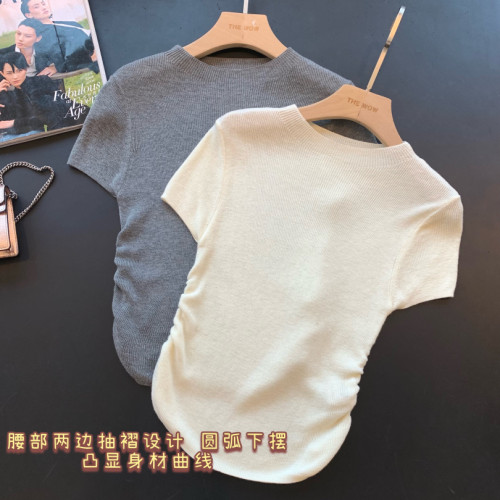 THEWOW純欲 冰絲透氣順滑一字領腰部抽褶設計圓弧下擺針織打底衫
