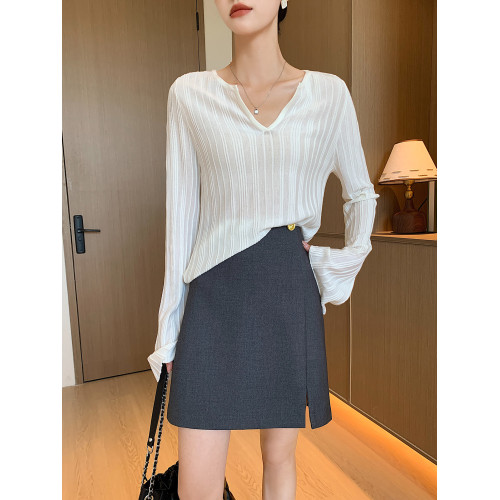 春季露鎖骨v字半開領修身坑條喇叭袖針織衫女冰絲肌理柔軟打底衫