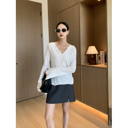 春季露鎖骨v字半開領修身坑條喇叭袖針織衫女冰絲肌理柔軟打底衫