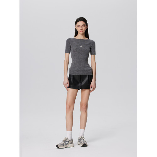 品牌 LE ALESSANDRA 黑色無縫設計一字領羊毛衣上衣打底衫