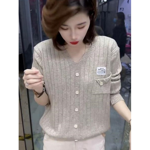 V領打底衫女內搭秋冬洋氣紐釦毛衣2024新款套頭針織衫口袋上衣ins