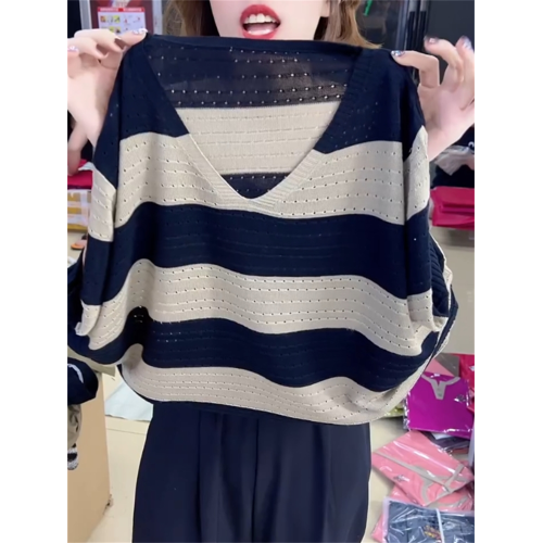 2024年寬松休閒風V領設計針織衫鏤空透氣夏季條紋短袖打底衫女裝