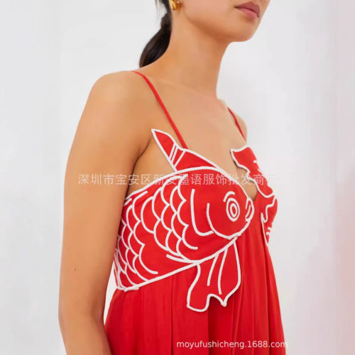 歐美設計感魚形立體綉花抹胸壓褶紅色吊帶連衣裙2024春夏新款